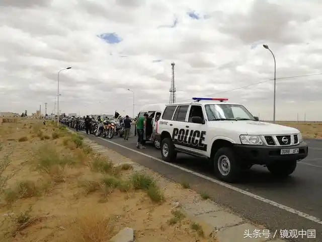 蒙古国警车多为日韩车 试驾中国车队摩托车 称这个更霸气_懂车帝