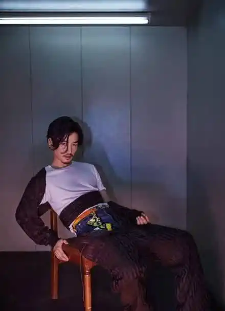 02陈晓为某杂志拍摄的时尚画报曝光-性感撩人充满了意识流色彩