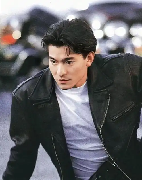 1994年,刘德华的专辑《忘情水》取得了惊人的销售成绩,全亚洲销量超过