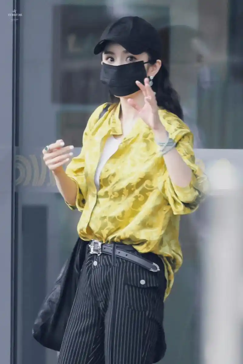杨幂今日机场街拍私服,百元新中式衬衫加 1|||杨幂今日机场街拍私服