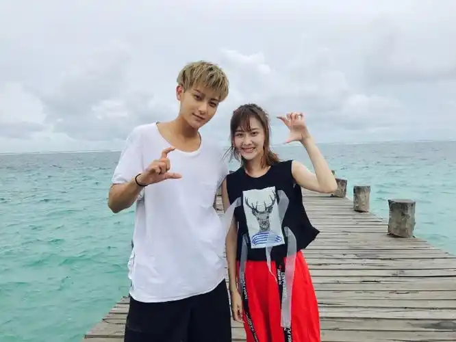 [黄子韬]出现在别人照片中的娇俏韬哥 合照不忘c-pop手势