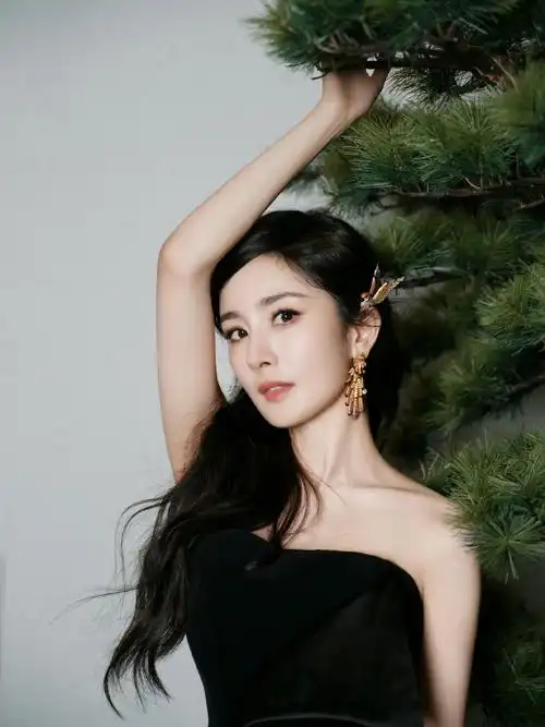 杨幂晒了三张小时候照片##杨幂##杨幂复刻童年pose