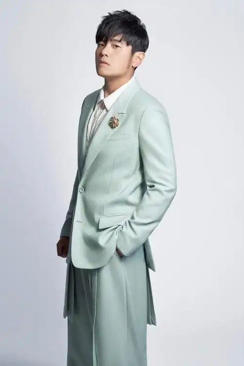 jones 打造的薄荷绿套装,罕见的帅气小清新~4/ 5恭喜"华语天王"周杰伦