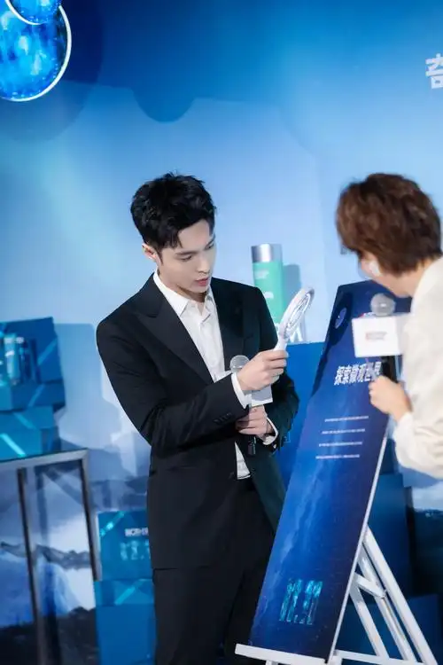 碧欧泉男士携手代言人张艺兴现身杭州 开启微观肌秘奇遇记_手机搜狐网