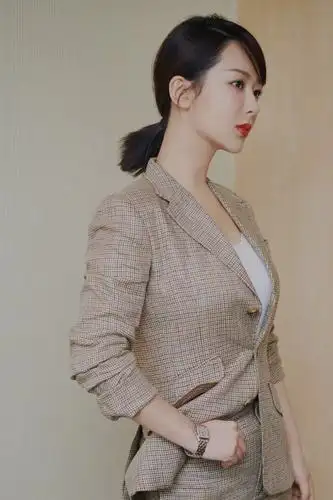 从侧面看杨紫的天鹅颈真是太修长了,老实说这直角肩真是谁看谁羡慕!