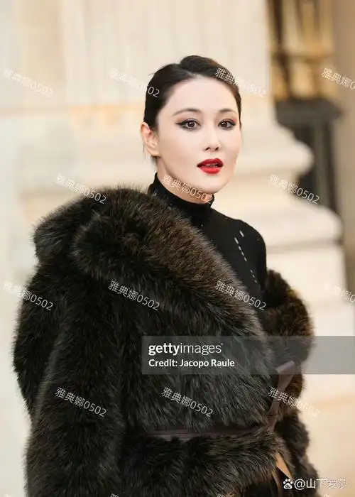 张馨予巴黎时装周生图,造型廉价妆容脏,体态不佳气质也不够高级.