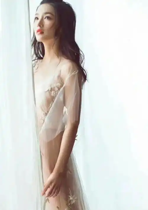 李沁时尚极限挑战,半透明上衣展现曼妙身材
