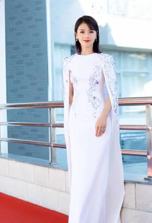 刘涛穿衣太大胆了,裙子高腰时尚到大腿根部,身材前v领更是开到腰