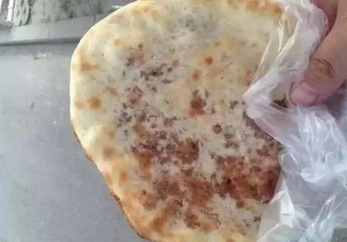 博山肉烧饼皮薄酥脆,外面还一层芝麻,馅是纯肉和葱,烤熟后散发的香气