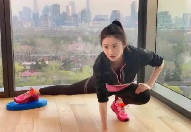 景甜晒居家健身照,穿紧身裤出镜尽显腿部曲线,豪华落地窗更抢镜