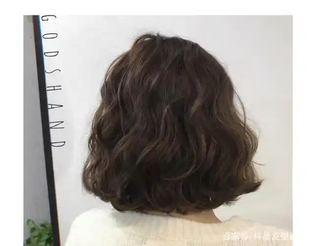 中发烫发发型,卷度适中,发量合理去除.
