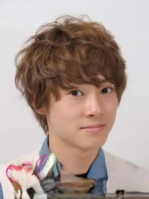 男生时尚短卷发发型造型