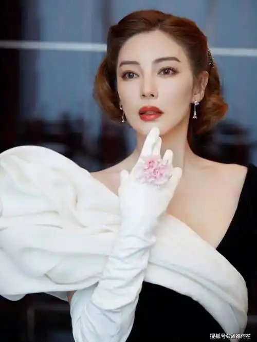 原创这谁顶得住嘛追她的人排到了法国张雨绮写真赏