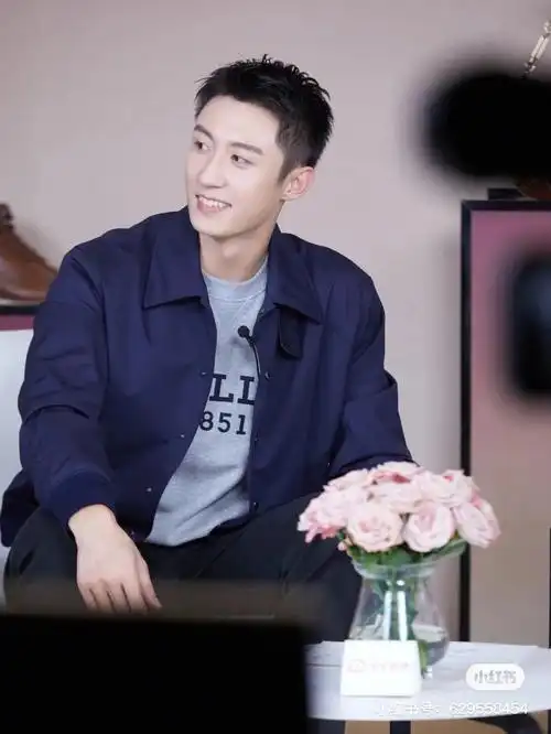 黄景瑜身穿#bally2021秋冬系列 ,出席品牌官方活动,海军蓝外套利落有