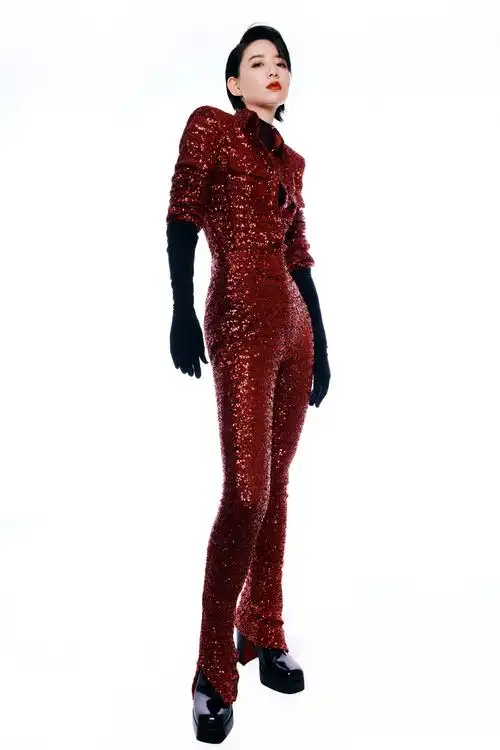 李斯丹妮分享造型,身穿红色亮片套装,酷飒十足,气场全开__财经头条