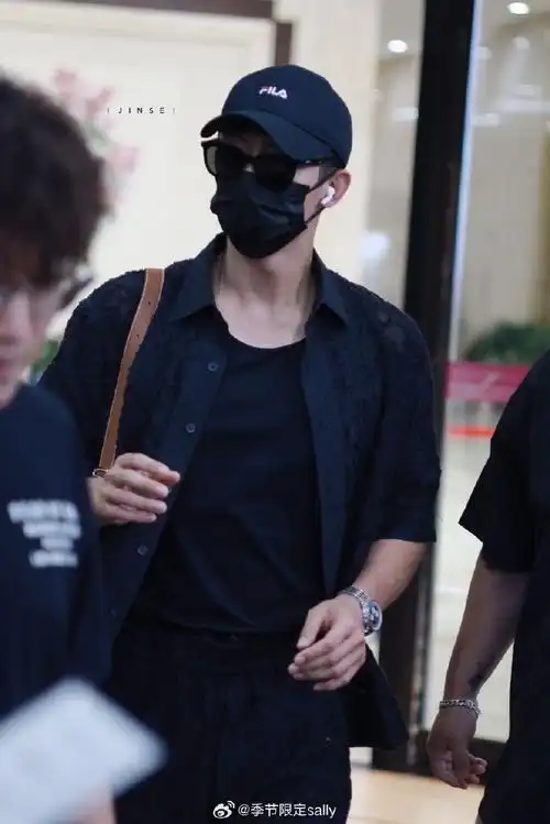 黄景瑜机场到达,马上进组《烟花少年》继续拍摄