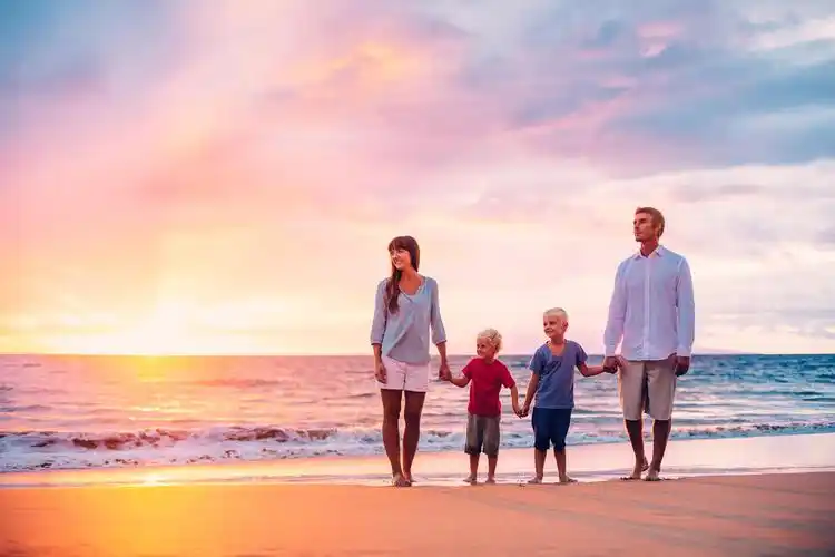 日落时在海滩上的四口之家幸福幸福的人美好童年