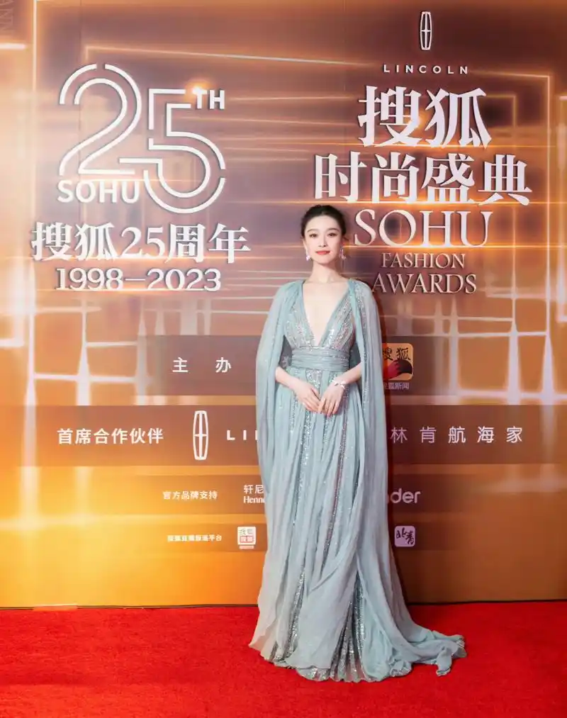 倪妮出席搜狐时尚盛典 深v礼服裙:elie02saab02fall02202002