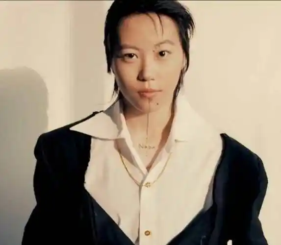 剃了头发后的窦靖童是完全没有了女孩子的感觉,下巴奇怪的纹身依旧