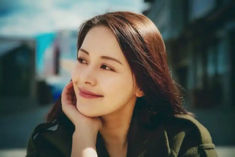 王力可植树节街拍大片曝光 身着绿色华服倡导环保