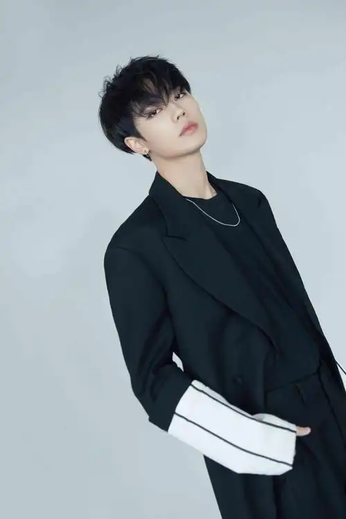 林彦俊黑色西装出席活动 钢琴键线条纹诠释绅士型格