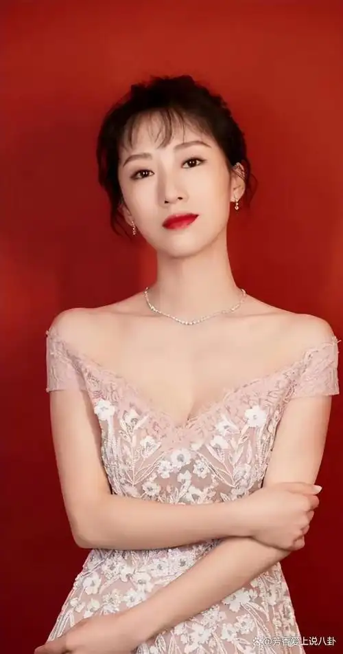 李念晒照庆39岁生日,首次公开三胎宝宝合照,女儿大眼睛像妈妈