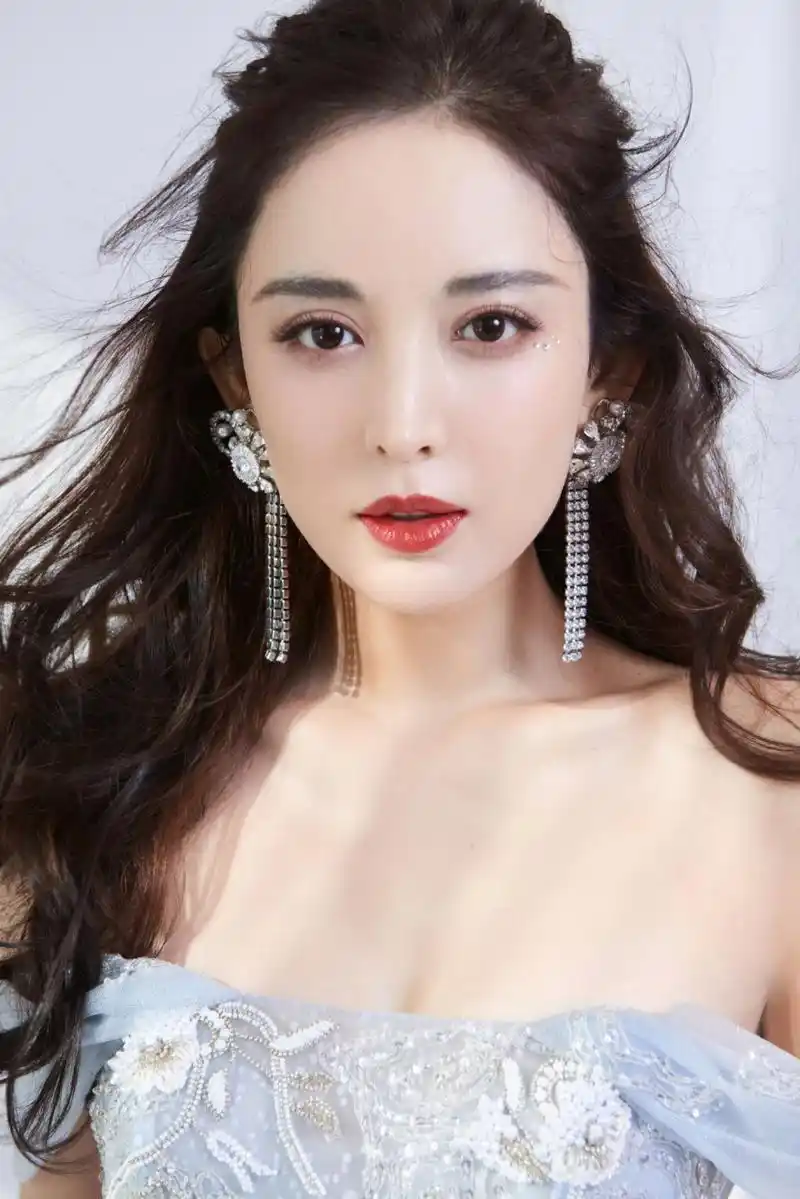 古力娜扎的颜值在整个娱乐圈当中也是非常能打的,拥有着天使面庞的她