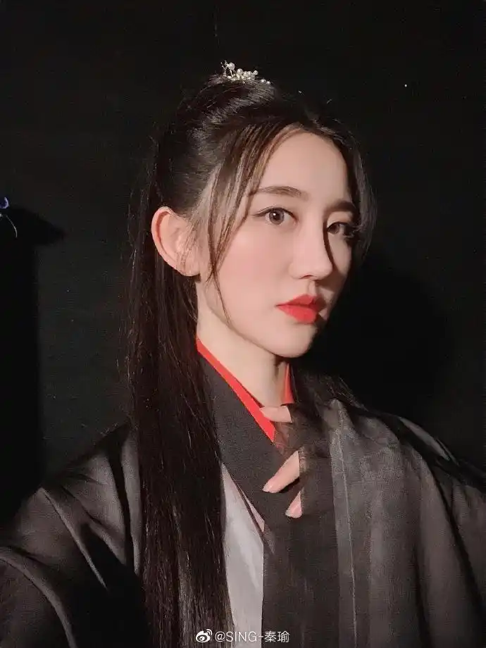 sing秦瑜sing女团#元气爱豆的日常#黑衣一袭,过路者皆谓公子何许人是