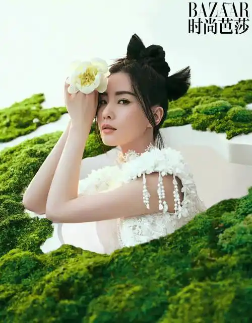 刘诗诗时尚芭莎封面,不惧离婚传言,淡定从容,精灵女神造型惊艳_白色