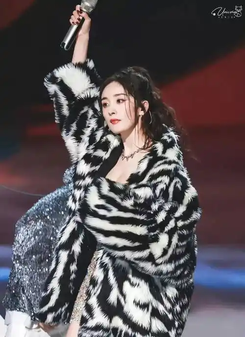 杨幂跨年晚会热舞,险走光,不愧是"少女幂",网友直呼好身材_亮片_短裙