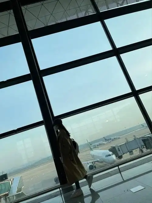 提前一个半小时就到机场了随意拍几张就很有感觉刻意拍照觉得太做作