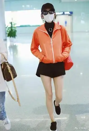 古力娜扎这身薄纱裙现身机场网友还以为是哪位阿姨呢