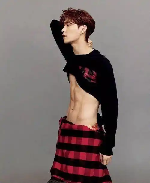 张艺兴首次解锁时装男士正刊,牛仔外套 腹肌的造型,帅到爆炸_显得