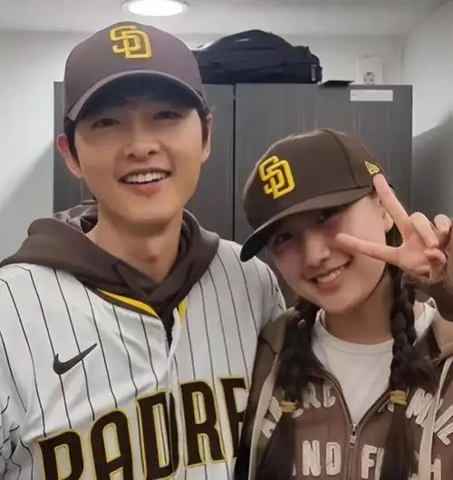 和洪花丽再度见面,他就想起了当时的那个小女孩,当宋仲基问她当时多大