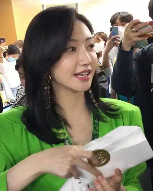 景甜被路人怼脸拍,离开精修美颜后看她正脸状态,谁看了不服气?