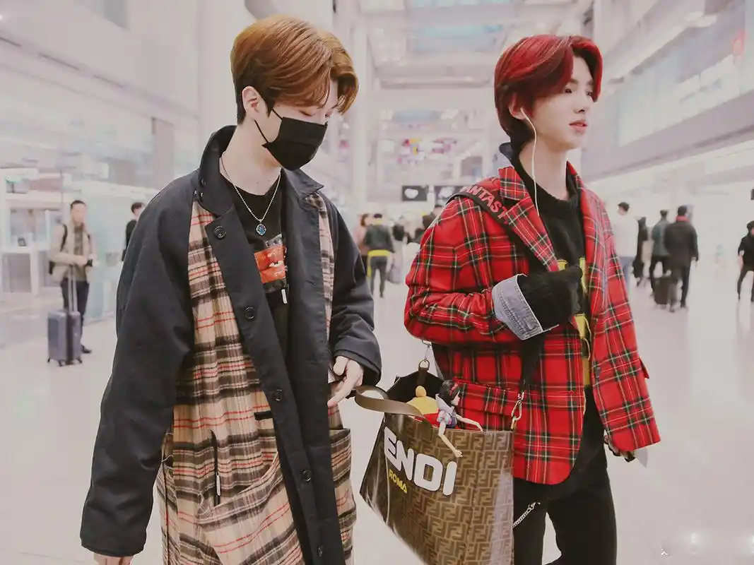 范丞丞justin走机场,一个外套反穿,一个毛衣反穿?