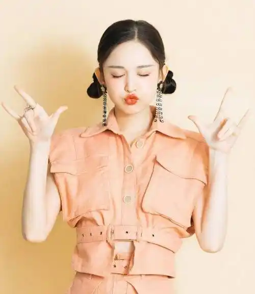 原创古力娜扎首次尝试脏辫造型自夸酷到没朋友换个发型像换了个人