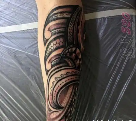 男生手臂上黑色线条几何元素创意花臂纹身图案tag标签:几何创意手臂男