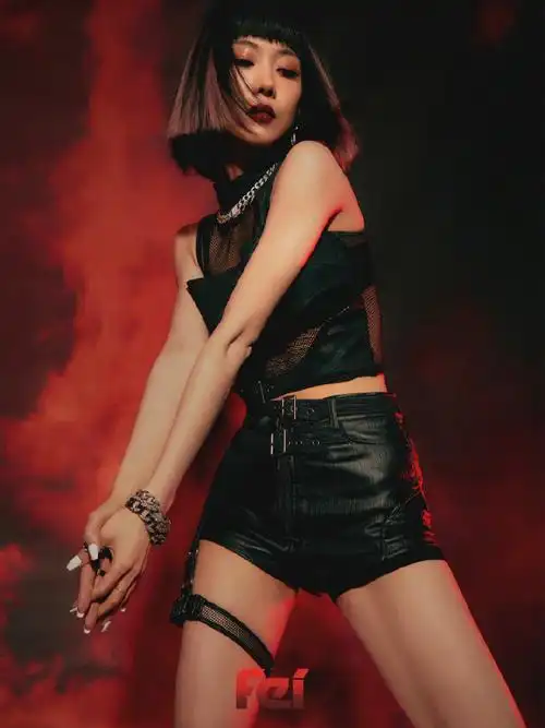 王霏霏烈焰红唇短发造型