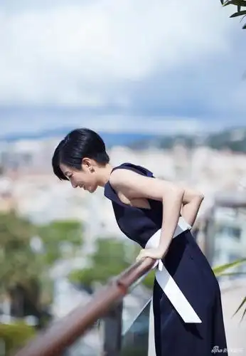 38岁桂纶镁穿深v蓝色小礼裙,身材高挑气质出众,网友:女神!