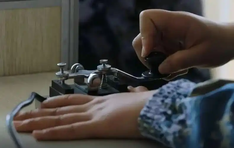 唯有把"形"定好 才能让报务员在长时间工作状态下 减少出错的概率