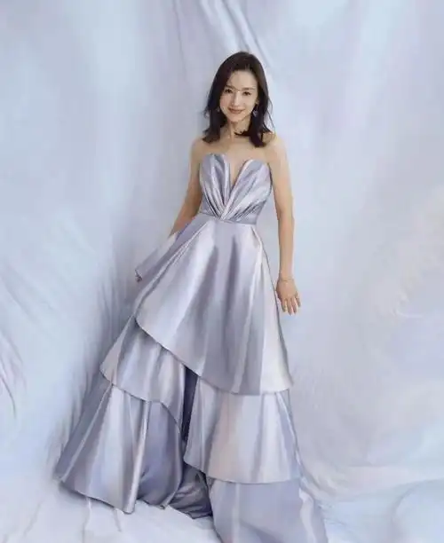 43岁董洁近照瘦脱相,眼窝凹陷身材干瘪,被嘲:像是个老太太