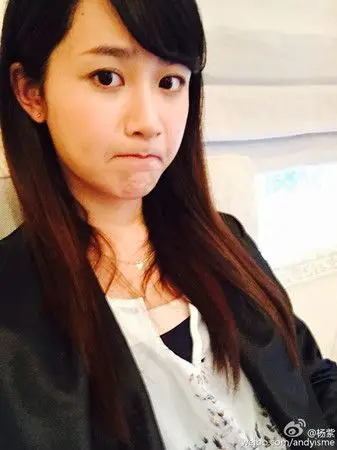 杨紫晒怀孕搞怪照自侃大肚汉卖萌