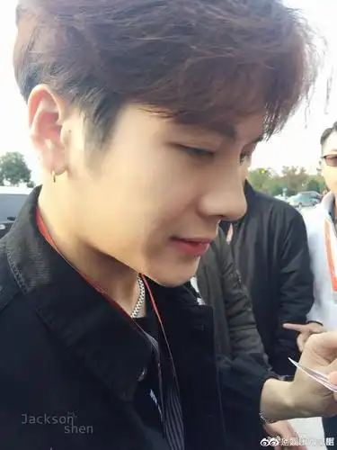 王嘉尔的素颜真的能打可盐可甜可可爱爱看看我们王嘉尔吧