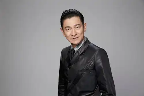 刘德华搭档刘涛车祸戏过火了60岁胡子花白靠车门蹲坐地上表情痛苦