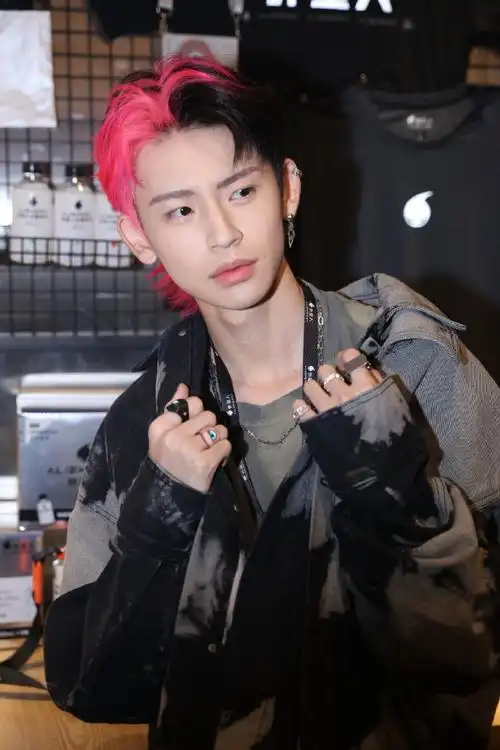 小鬼生图有多绝#小鬼王琳凯超话#小鬼第一天上班迟到#救命!