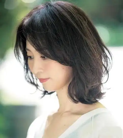 女人过40岁,头发建议过耳不过肩,流行的这5种发型,清凉又减龄