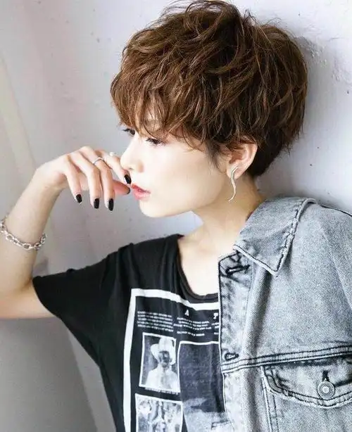 剪短发也可以进行不同层次的调节,让头发达到自然蓬松的效果.