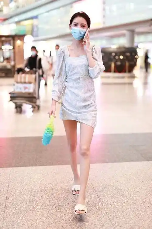 张予曦也太瘦了吧穿泡泡袖碎花裙甜美精致双腿更是纤细高挑