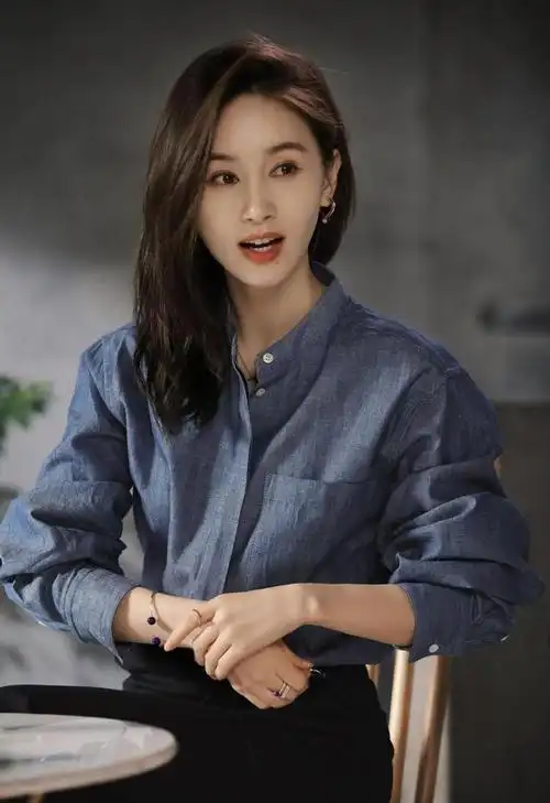 原来王朔在为王子文处理完合约纠纷之后便一直支持她,给她介绍新的